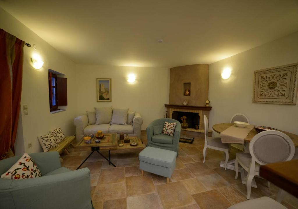 Posezení v ubytování Focalion Castle Luxury Suites