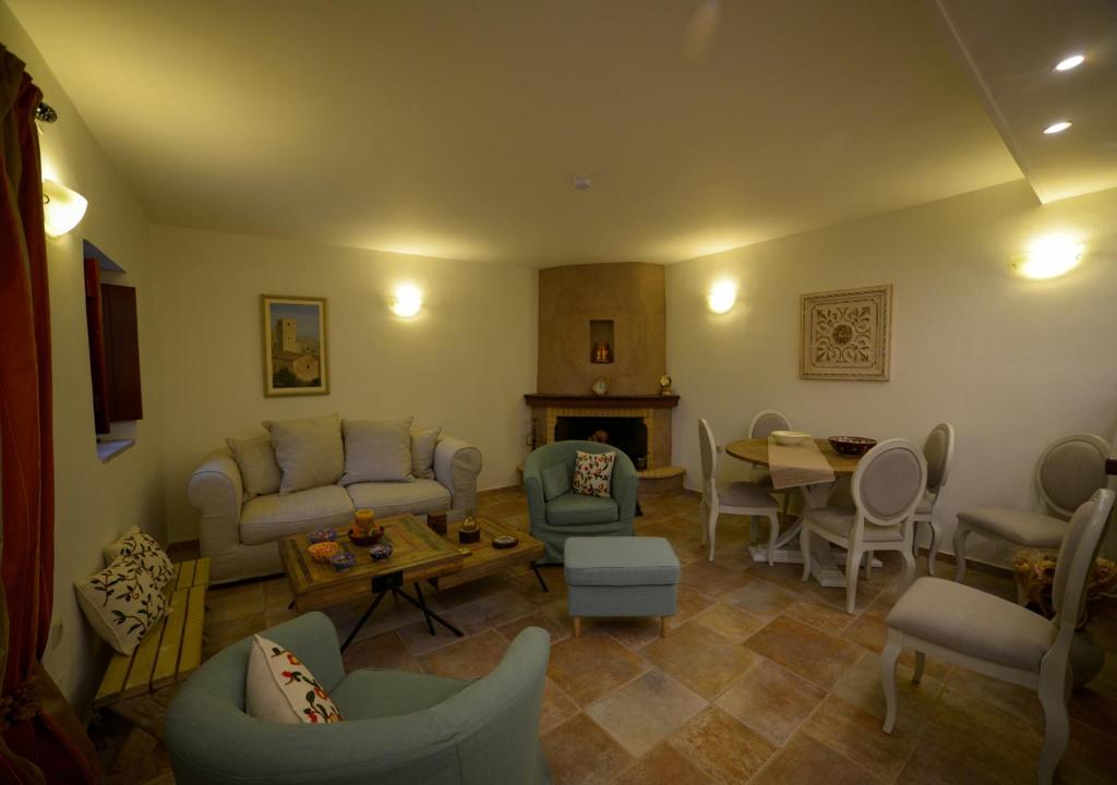 Posezení v ubytování Focalion Castle Luxury Suites