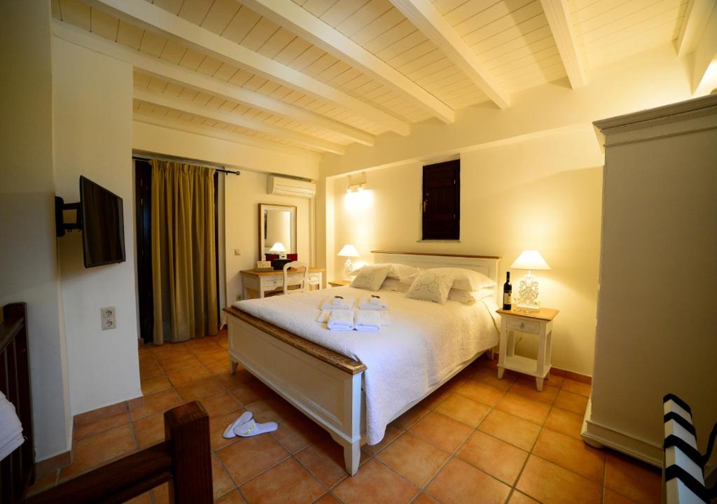 Postel nebo postele na pokoji v ubytování Focalion Castle Luxury Suites