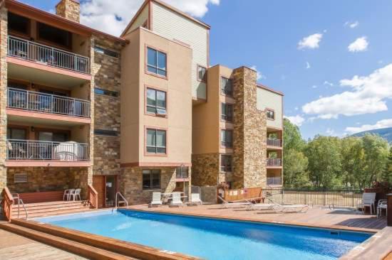 The swimming pool at or close to Breakaway West Ski Condo