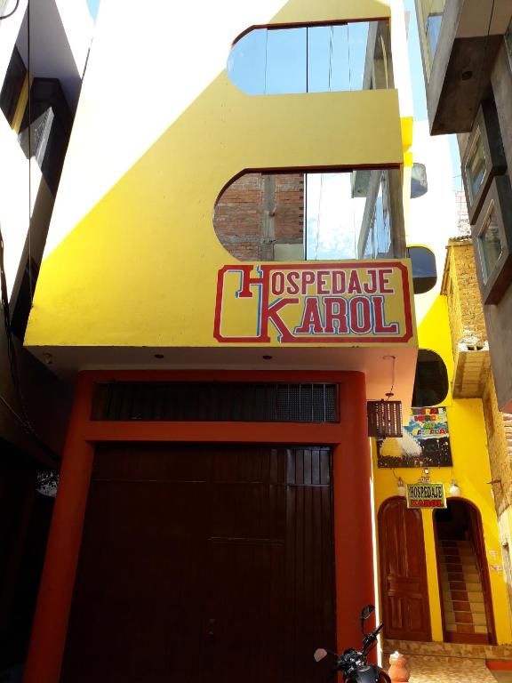un restaurante con un cartel en el lateral de un edificio en Hospedaje Karol, en Ayacucho