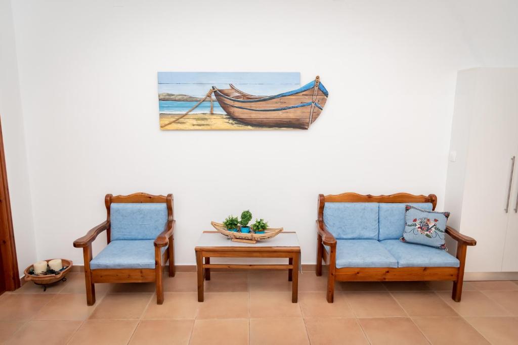 A seating area at PANOS APARTMENTS
