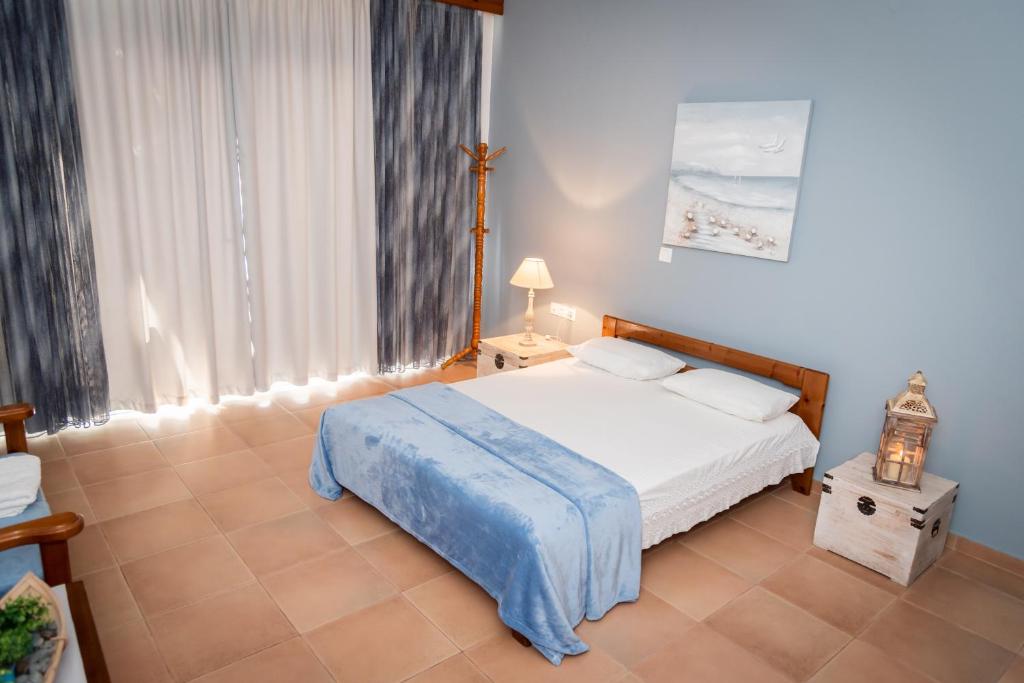 A bed or beds in a room at PANOS APARTMENTS