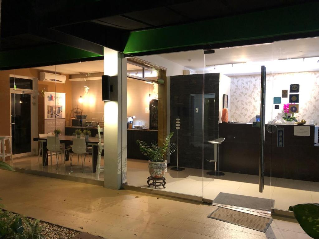 a house with a glass door and a dining room at Quints Travelers Inn in Willemstad