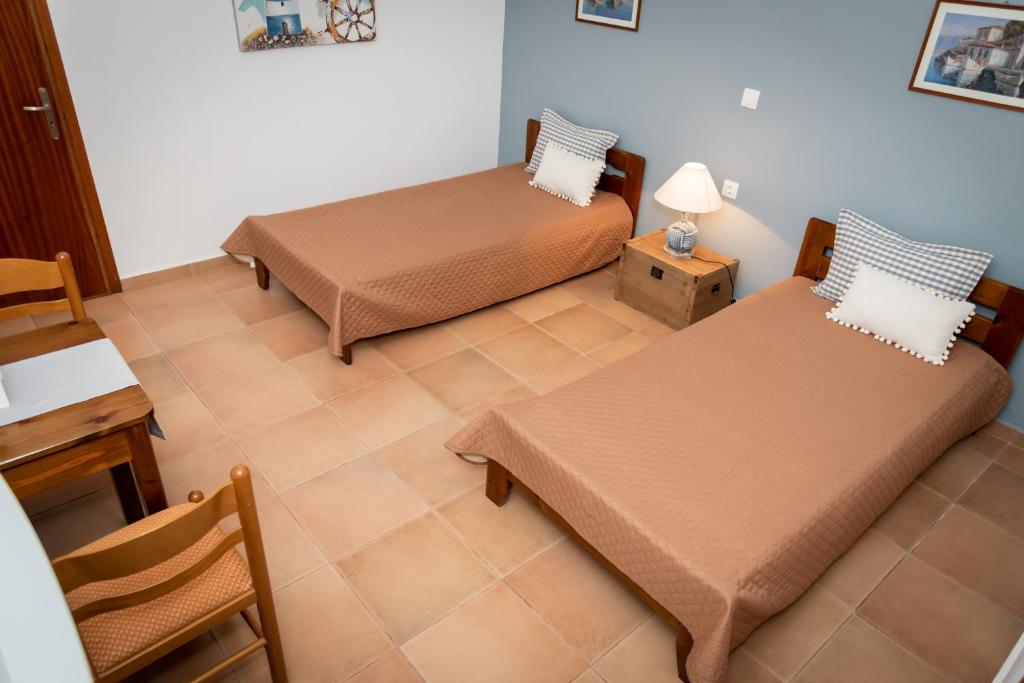 A bed or beds in a room at PANOS APARTMENTS