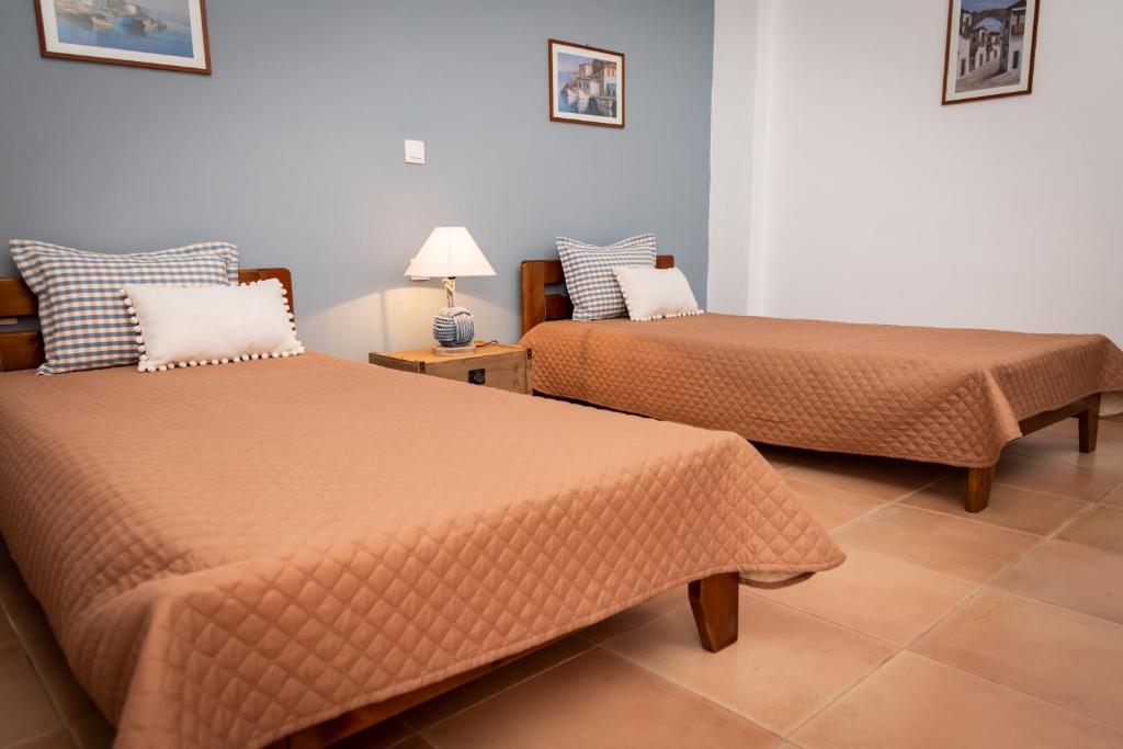 A bed or beds in a room at PANOS APARTMENTS