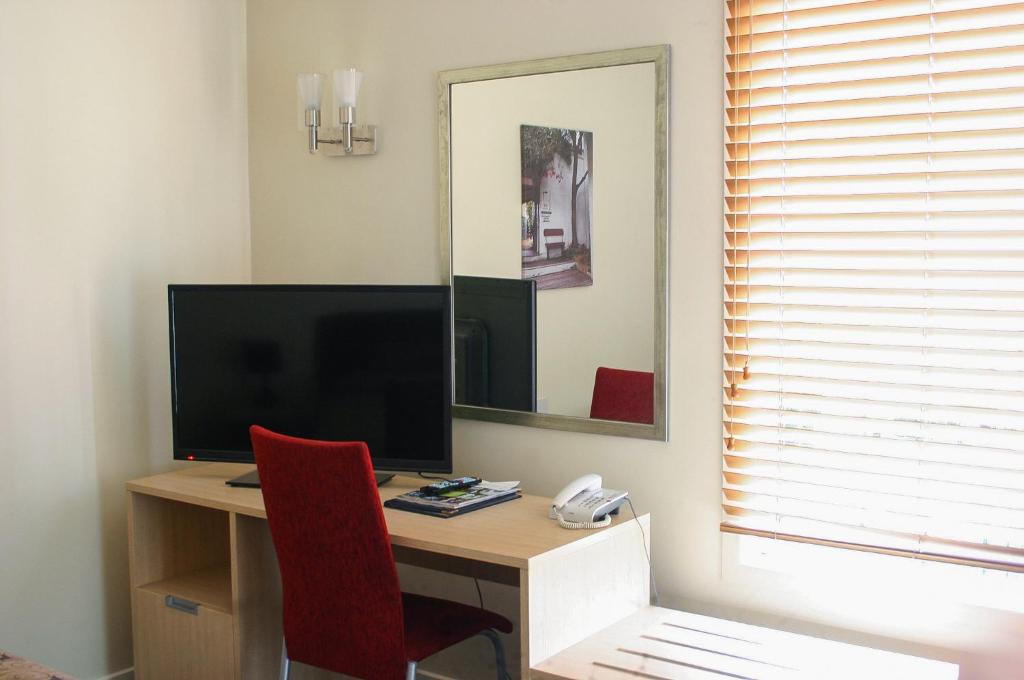 TV a/nebo společenská místnost v ubytování Parnell Pines Hotel