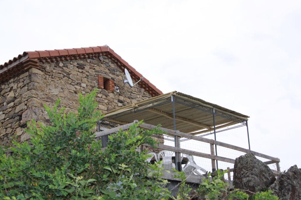 un edificio con una ventana con una vaca. en Gite Chez Coste Gilles, en Saint-Privat-du-Dragon