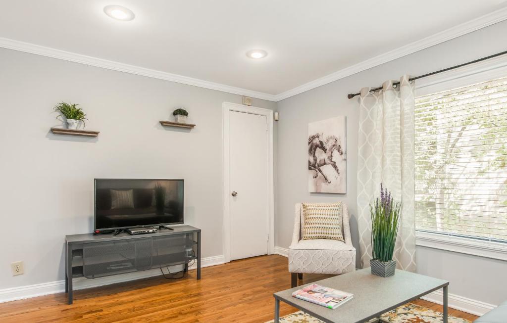 Amazing Midtown Atlanta Location by Piedmont Park Beltline Ponce City Market - One-Bedroom Apartment