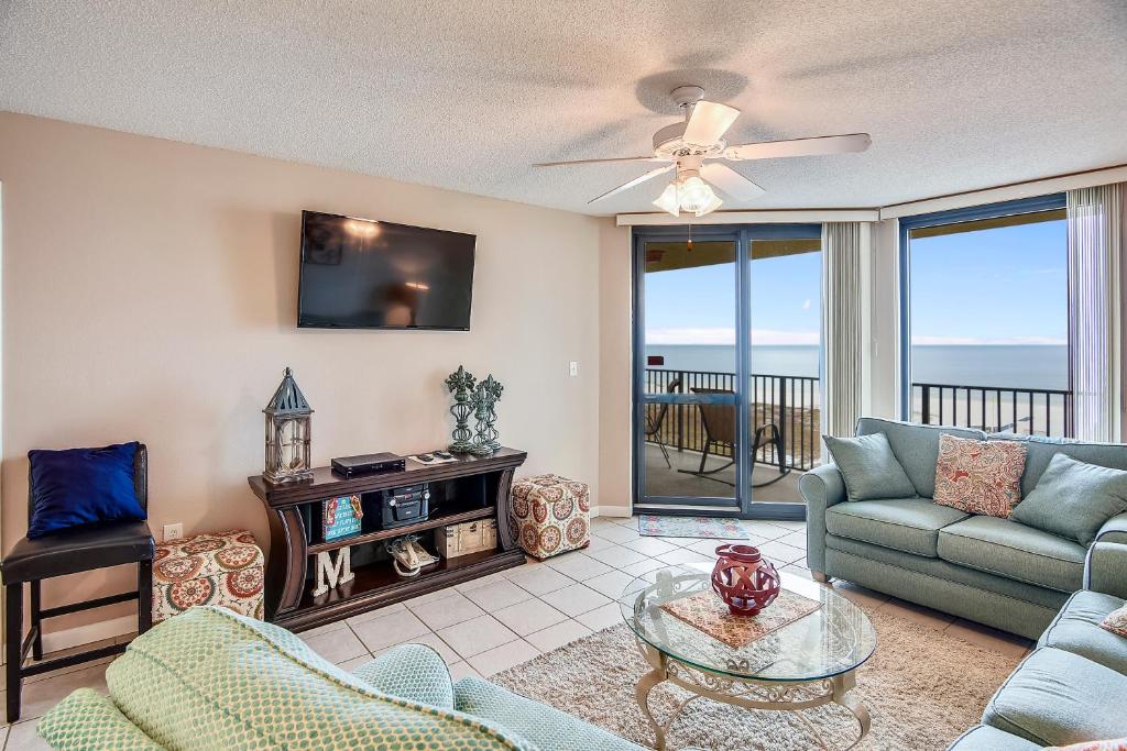 een woonkamer met een bank en een tafel bij Phoenix 6 Unit 504 in Orange Beach