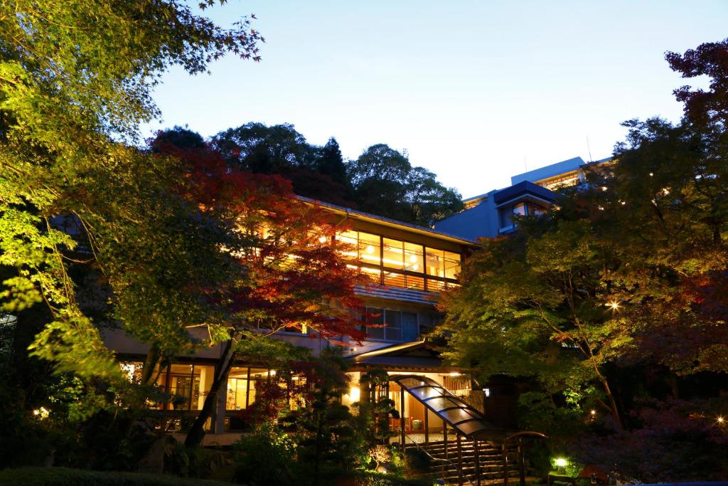 um edifício com muitas janelas e árvores em Negiya Ryofukaku em Kobe