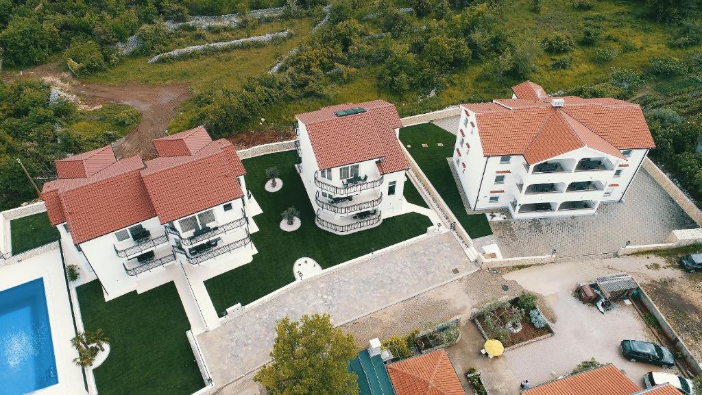 an overhead view of a large house with a yard at Cool Šilo Appartement Resort in Šilo