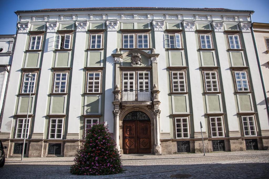 un edificio con un árbol de Navidad delante de él en Althanský palác, en Znojmo