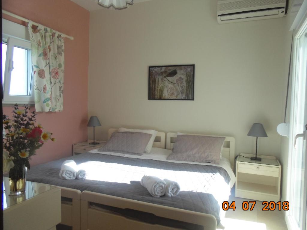 Ένα ή περισσότερα κρεβάτια σε δωμάτιο στο Hippokratis Apartments