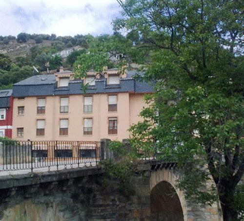 ビジャフランカ・デル・ビエルソにあるHostal Restaurante Méndezの橋の上に建つ建物