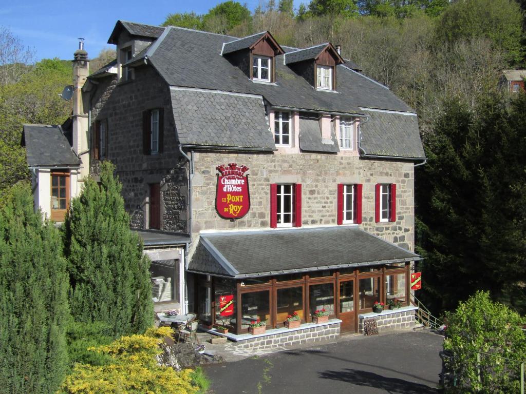 a large stone building with a restaurant at Le Pont du Roy in Besse-en-Chandesse