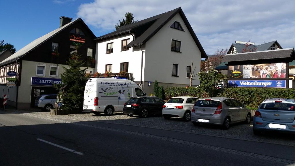 a group of cars parked in front of a building at Wellness Hotel Pension & Gaststätte Riedel in Kurort Oberwiesenthal