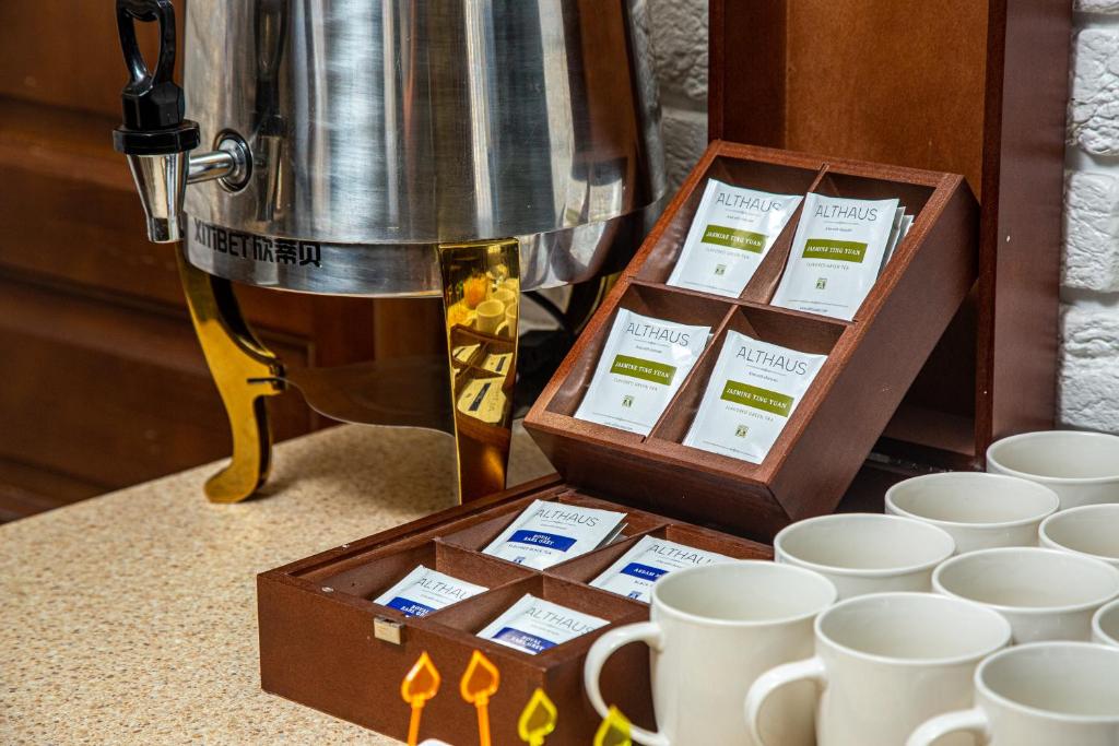 Příslušenství pro přípravu čaje a kávy v ubytování Rayan Hotel