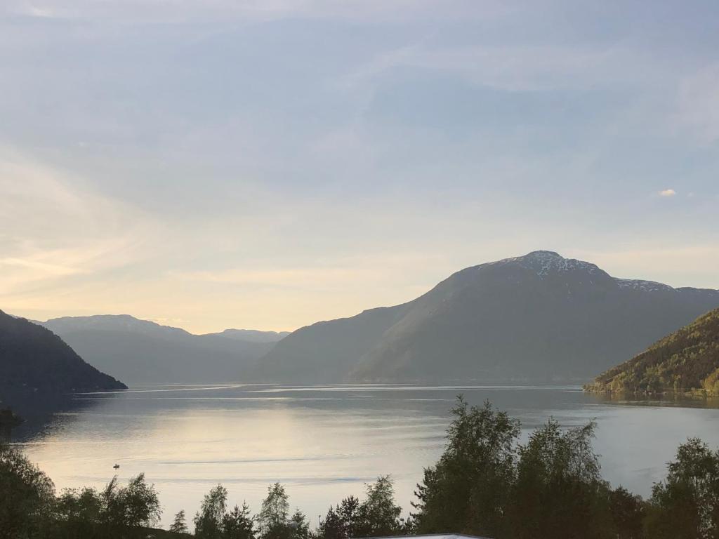 uma vista para um lago com montanhas ao fundo em Hardangerpark AS em Kinsarvik