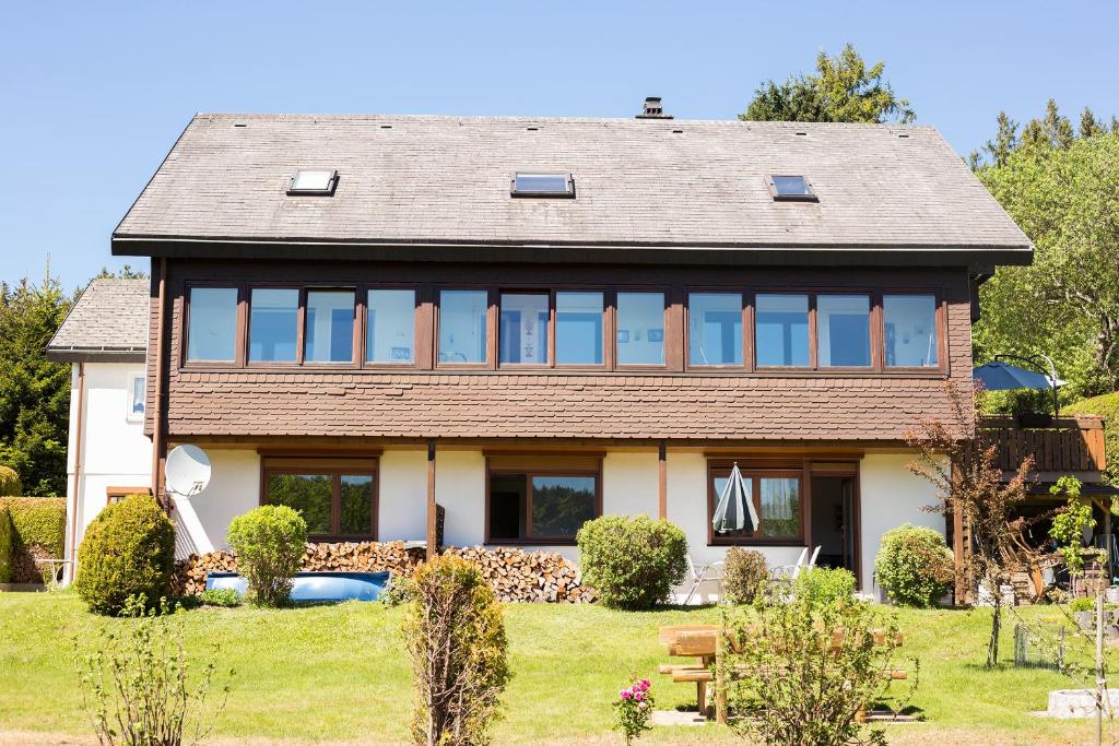 ein großes Haus mit vielen Fenstern in der Unterkunft Ferienhaus Völkle in Hinterzarten