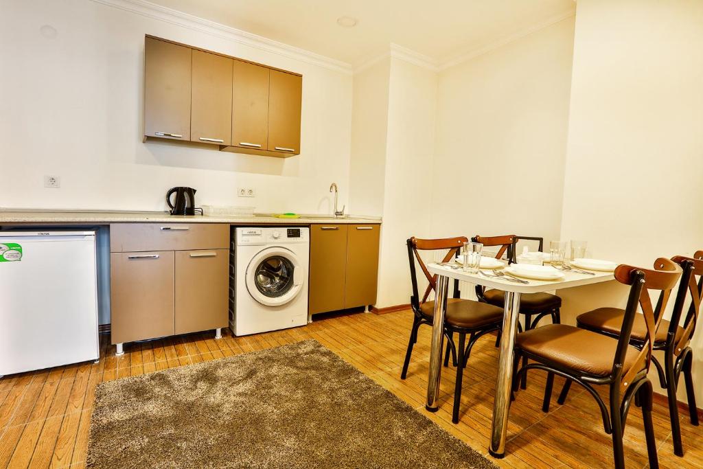 Kuchyň nebo kuchyňský kout v ubytování Modern Suites