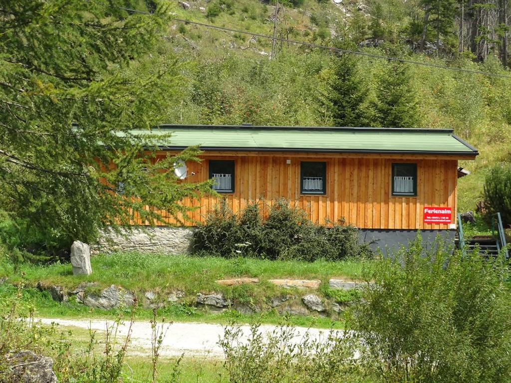 una cabaña de madera en medio de un bosque en Ferienalm Schitter, en Mauterndorf