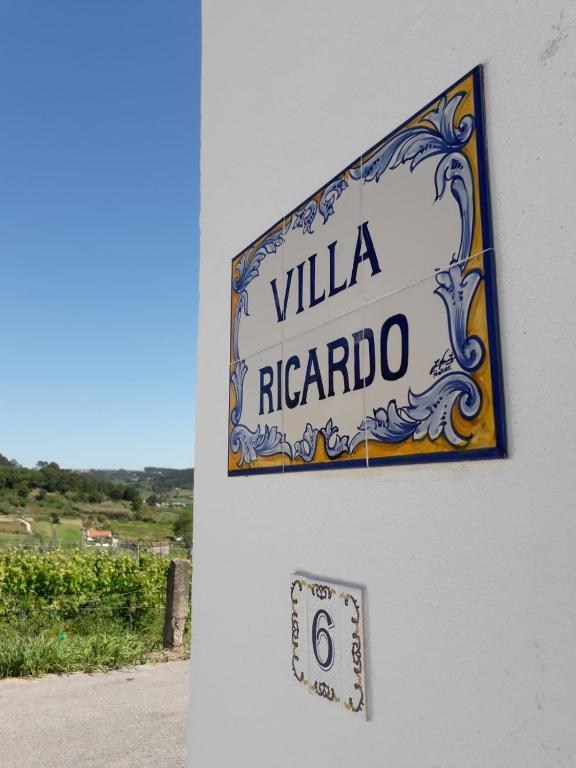 a sign that reads villa ricordo on a building at Villa Ricardo in Alcobaça