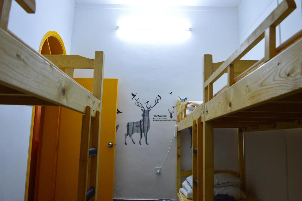Palanda nebo palandy na pokoji v ubytování No. 6 Cuobian Hostel