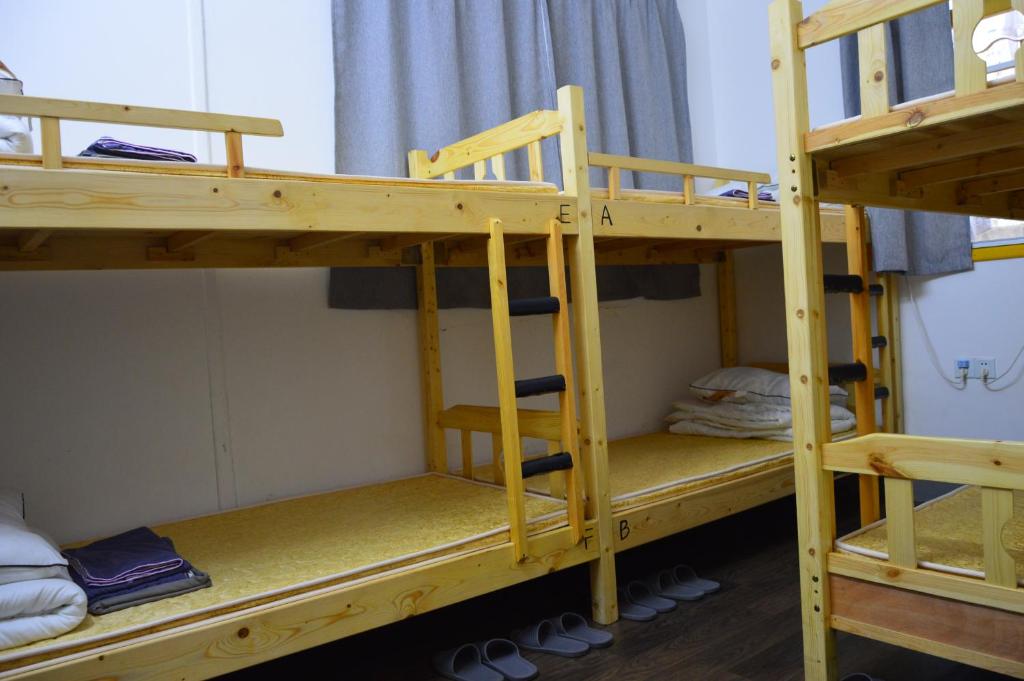 Palanda nebo palandy na pokoji v ubytování No. 6 Cuobian Hostel