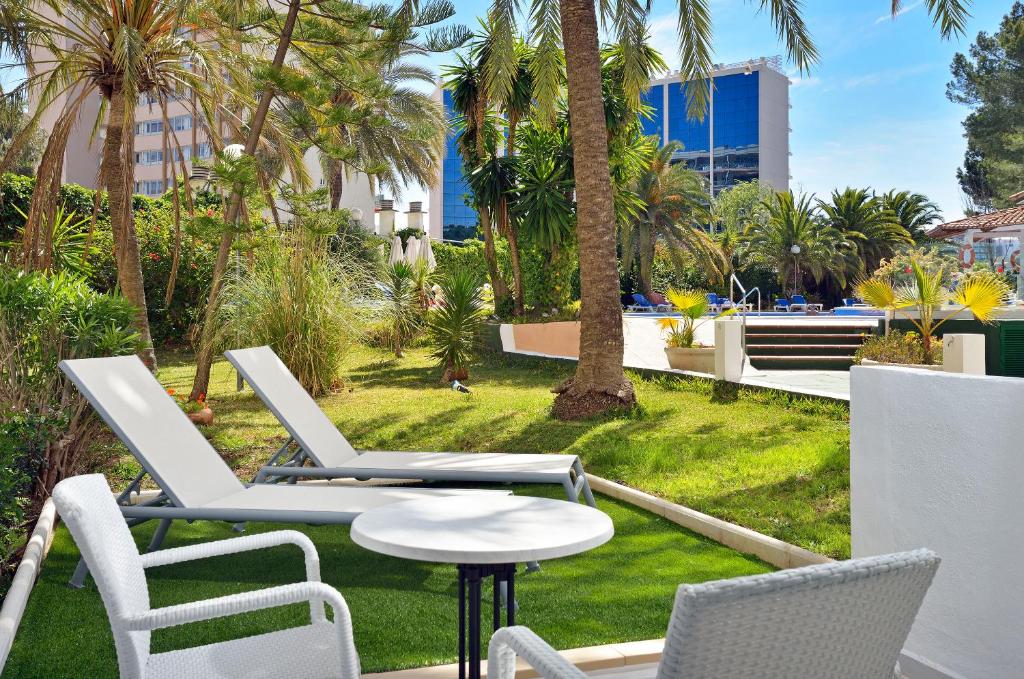 Vonkajšia záhrada v ubytovaní Sol Lunamar Palmanova Apartamentos - Adults Only