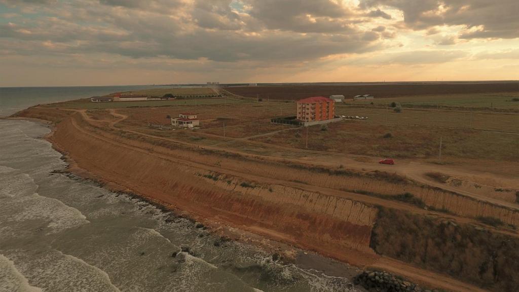 een luchtzicht op een strand en de oceaan bij Casa Eden in Costinesti