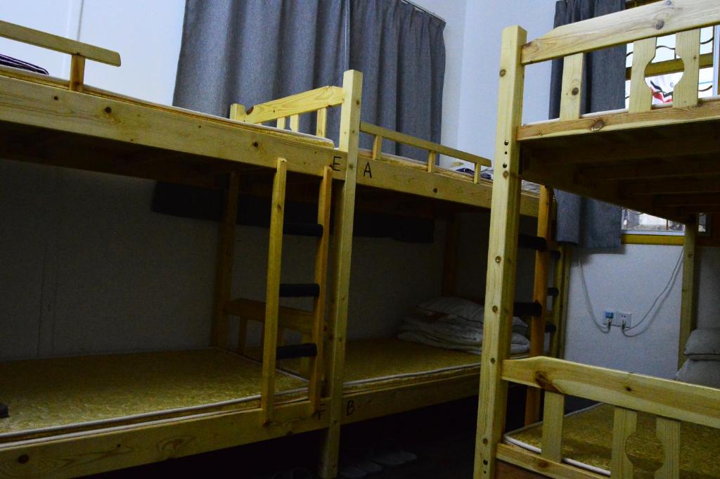 Palanda nebo palandy na pokoji v ubytování No. 6 Cuobian Hostel