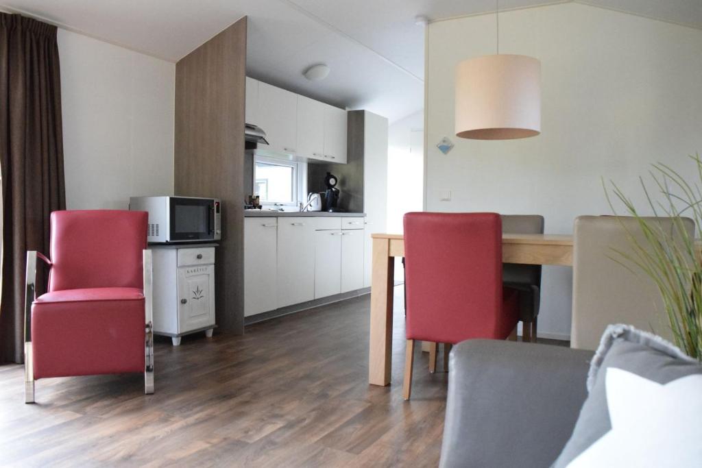 Η κουζίνα ή μικρή κουζίνα στο 4 pers. Veluwelodge met Sauna