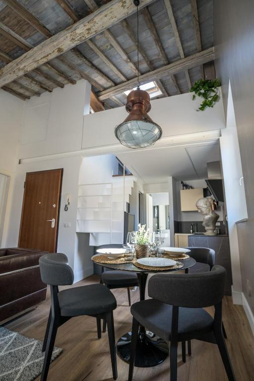 a kitchen and dining room with a table and chairs at Olive Loft in Florence