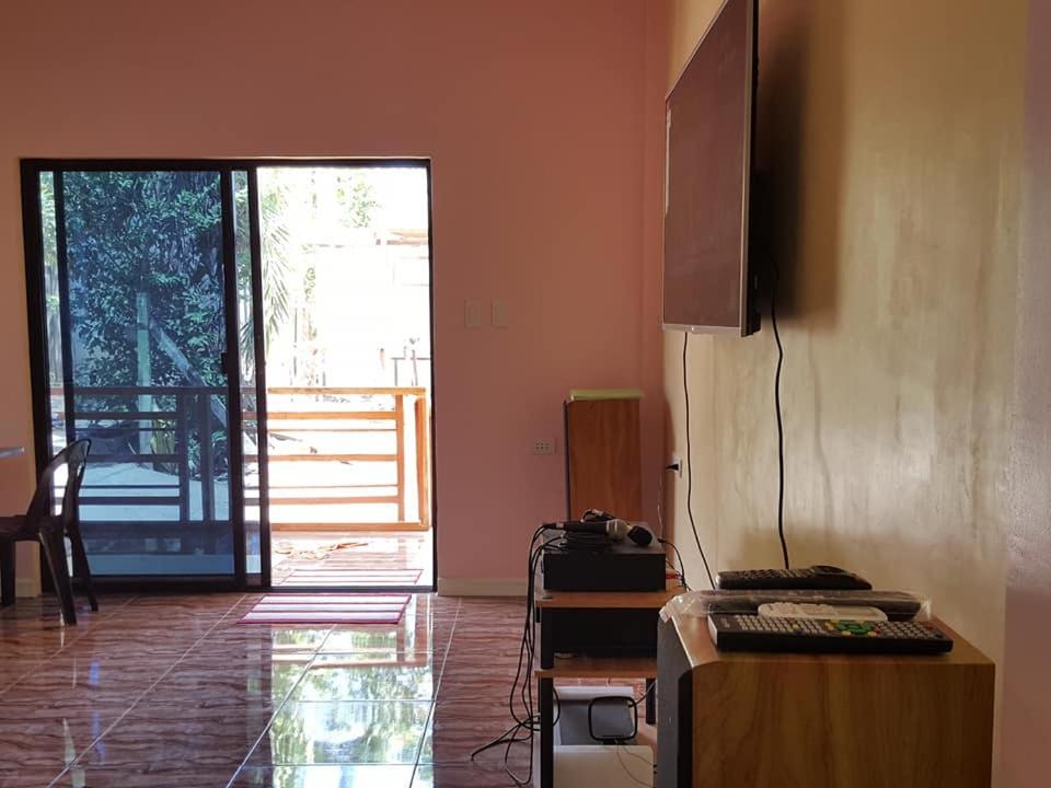Zimmer mit einem Schreibtisch und einem Computer darüber in der Unterkunft Aaliyahs Place in Puerto Princesa