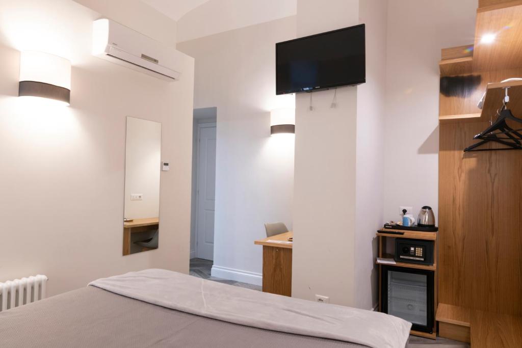 Televízia a/alebo spoločenská miestnosť v ubytovaní Eccelso Hotel