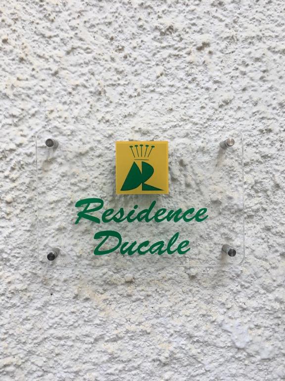 a sign on a white wall with arescue dazzle sign at Residence Ducale in Rodi Garganico