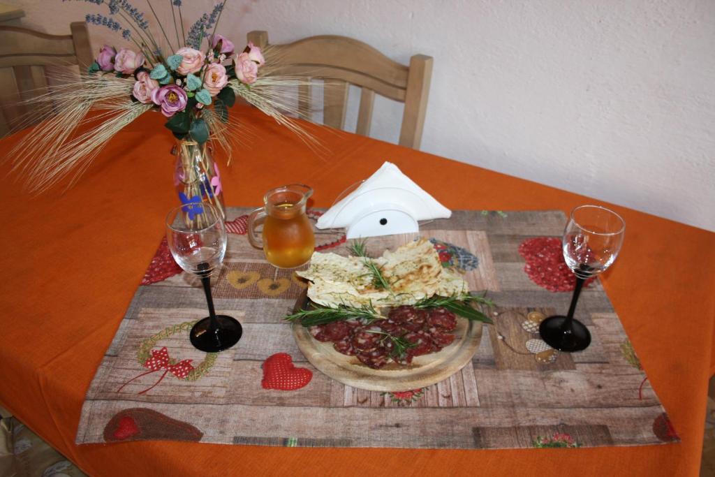 クアルトゥ・サンテーレナにあるCasa Vacanze Paolaのピザとワイングラス2杯付きのテーブル