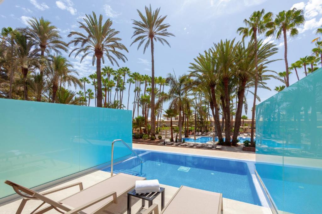 Bazén v ubytování Hotel Riu Palace Oasis nebo v jeho okolí