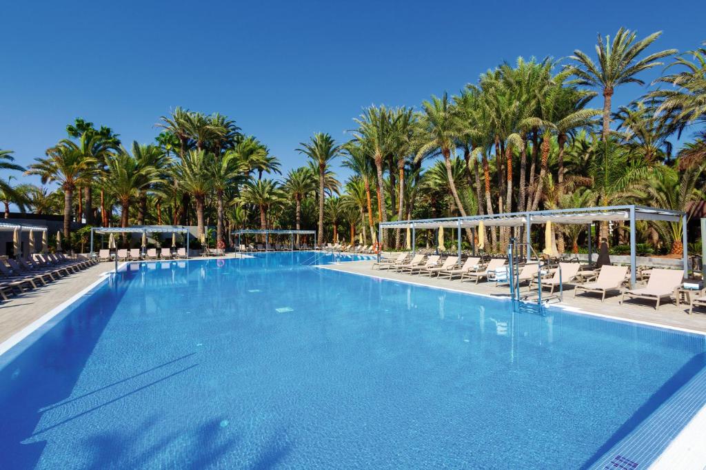 Bazén v ubytování Hotel Riu Palace Oasis nebo v jeho okolí