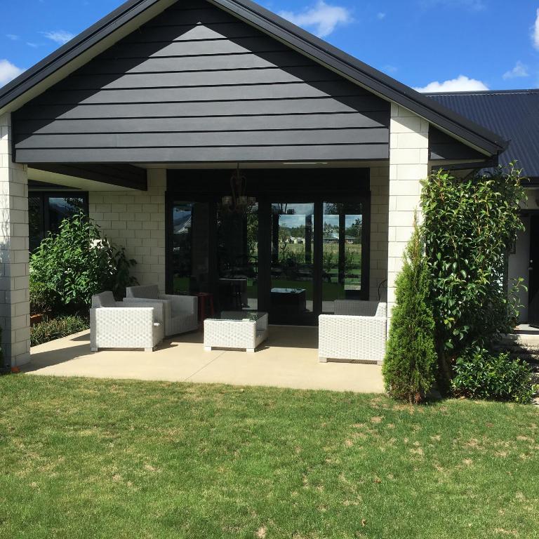 坎布里奇Homestead 22的房屋设有1个带白色椅子和窗户的露台