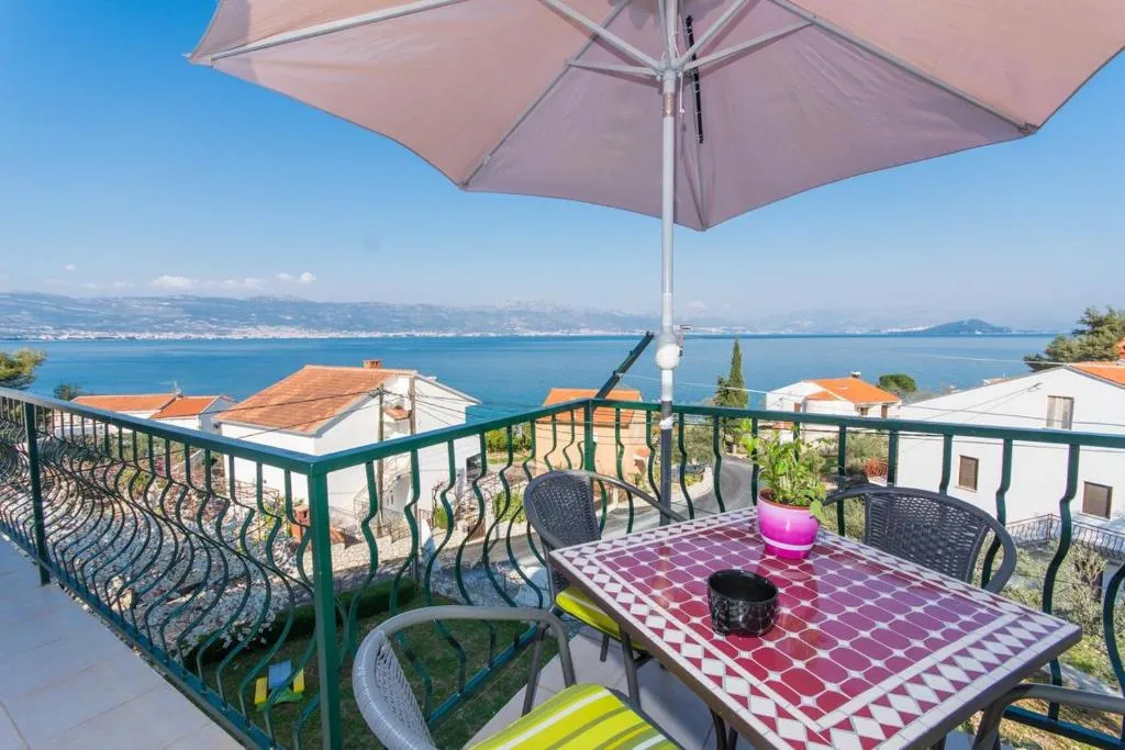 Apartments by the sea Slatine, Ciovo - 1126, Trogir, Croaţia
