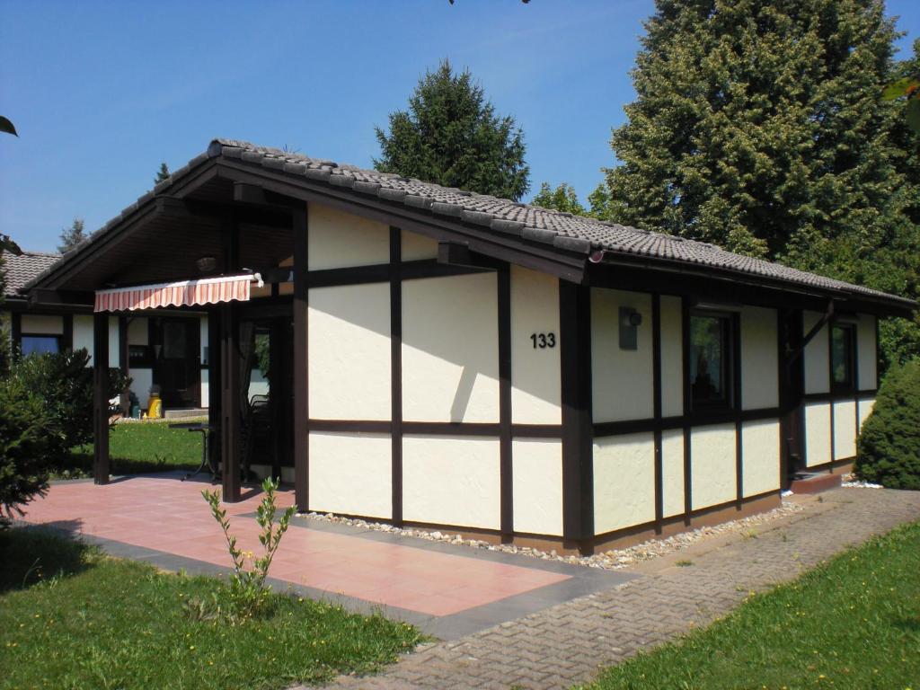 a small house with a black and white exterior at Holiday park- Robinson in Waldbrunn