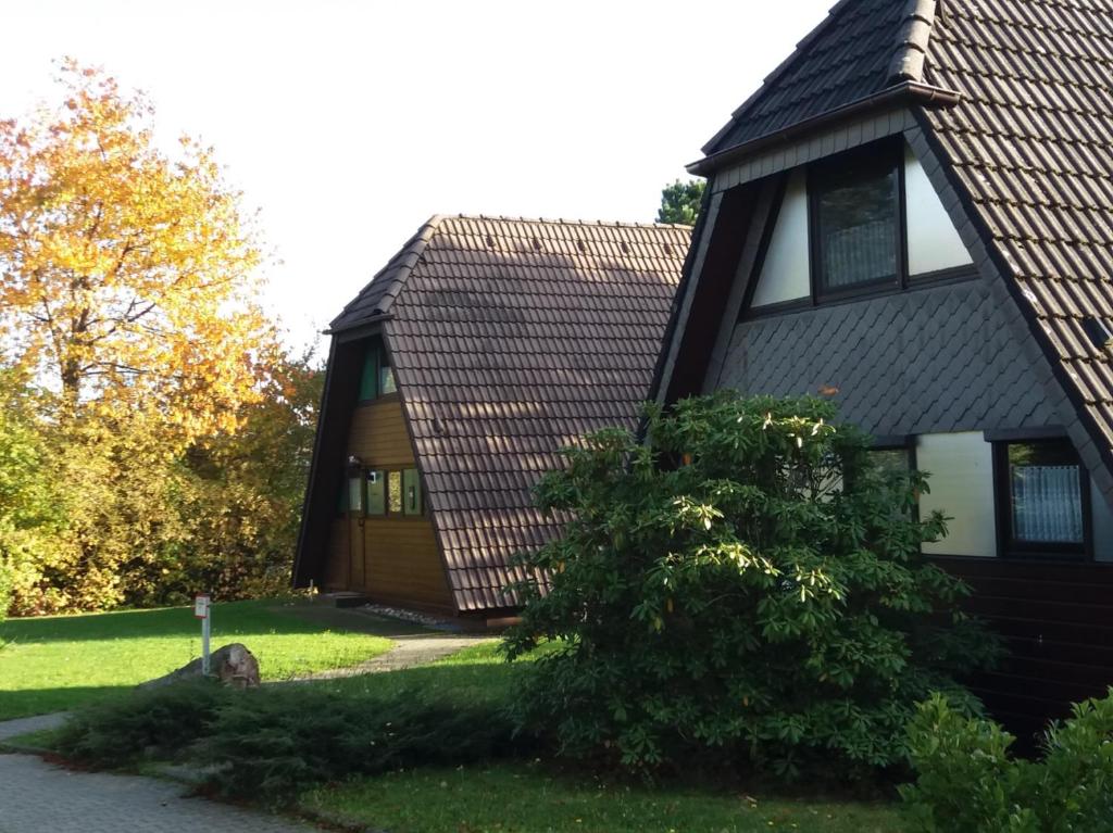 une maison avec un arbre en face dans l'établissement Holiday park- Winnetou, à Waldbrunn