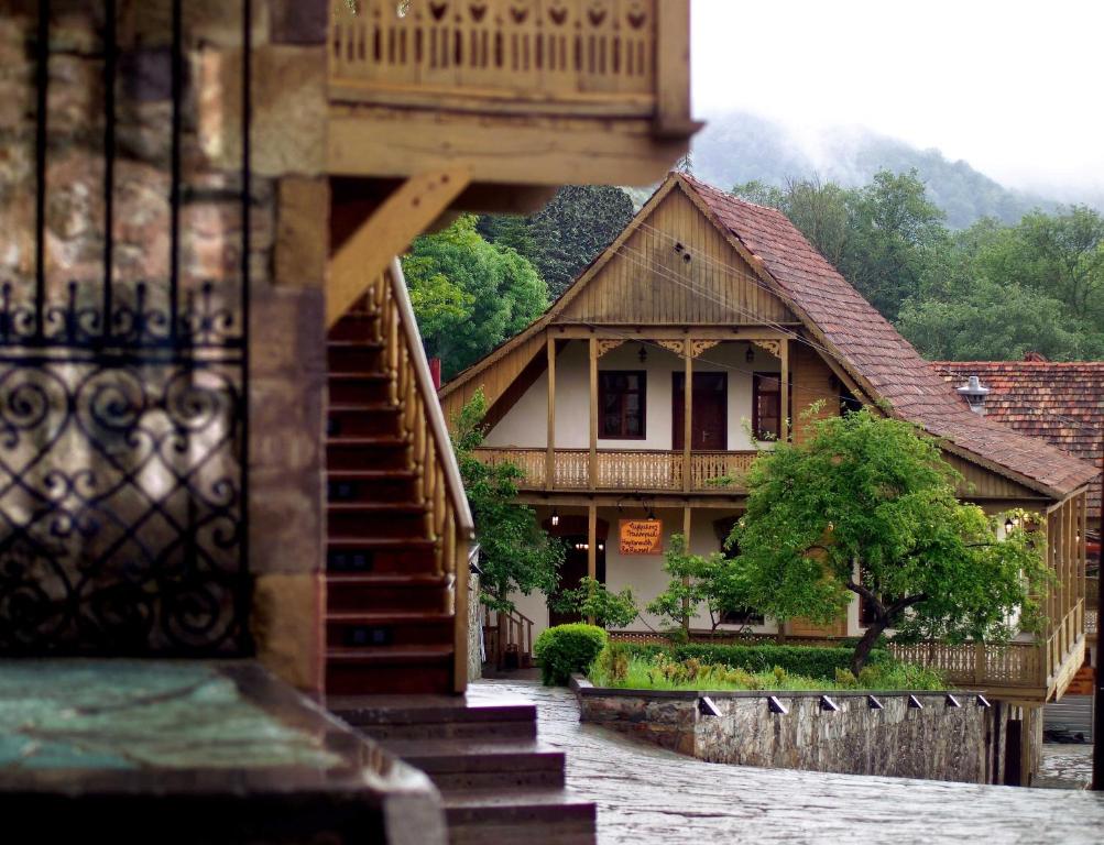 uma casa com uma escada em frente em Tufenkian Old Dilijan Complex em Dilijan