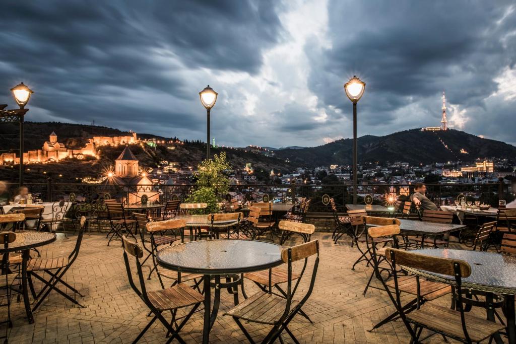 Nespecifikovaný výhled na hory nebo výhled na hory při pohledu z hotelu