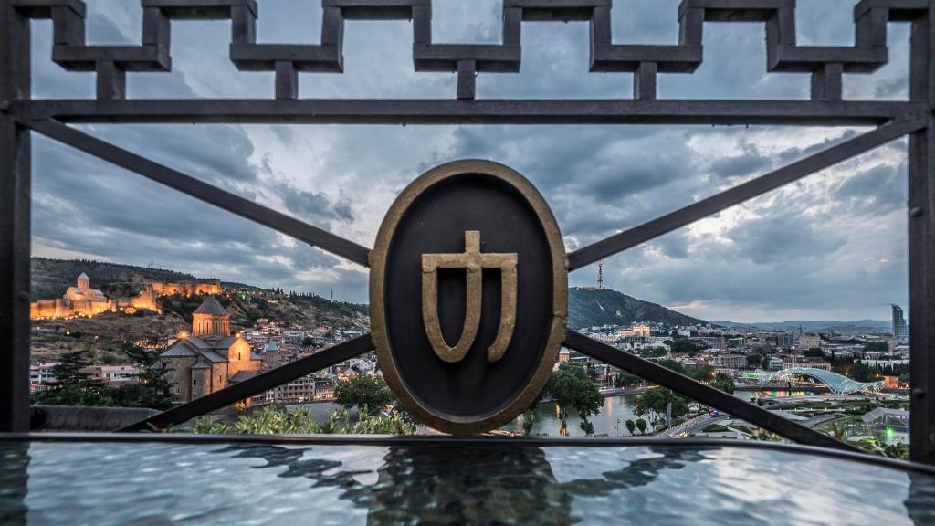 Nespecifikovaný výhled na hory nebo výhled na hory při pohledu z hotelu