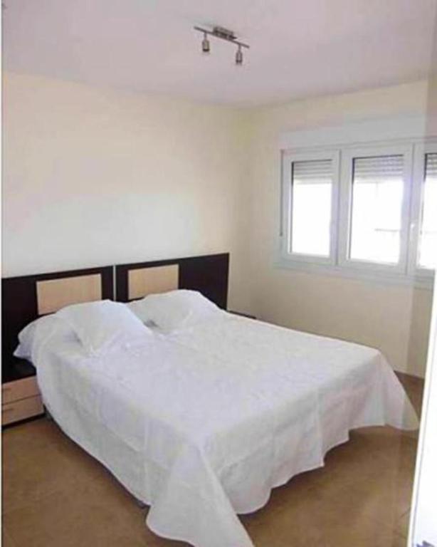 Łóżko lub łóżka w pokoju w obiekcie Expoholidays - Apartamentos en primera linea