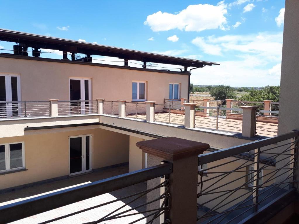 - Balcón con vistas a un edificio en Agriturismo Fattoria delle Milizie, en Scicli