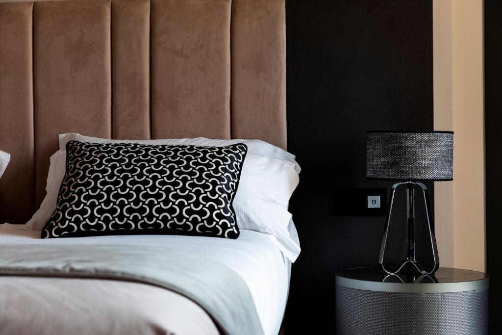 Postel nebo postele na pokoji v ubytování Amadomus Luxury Suites